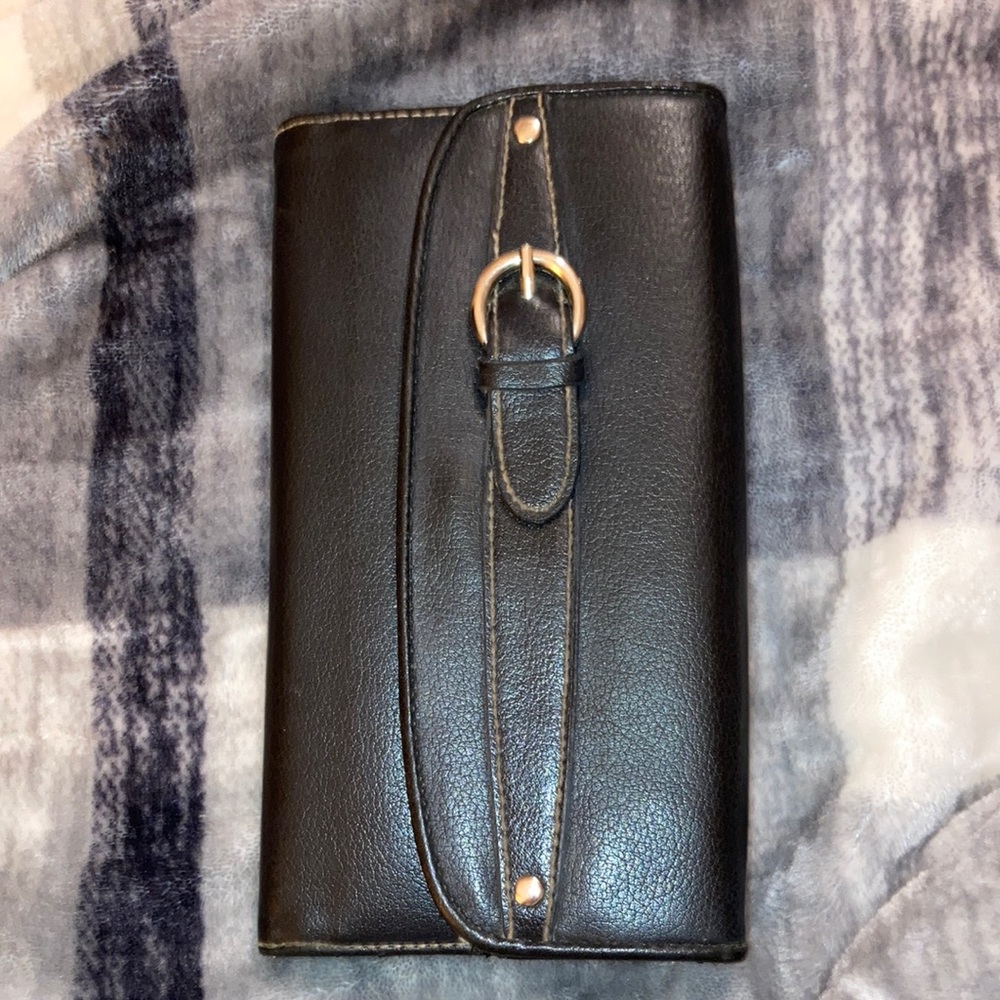 8 POCKET WALLET WITH NO BRAND NAME